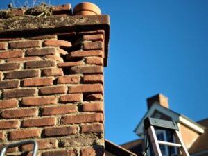 Remont komina w starym domu: jak bezpiecznie ocenić stan i wybrać skuteczne metody naprawy