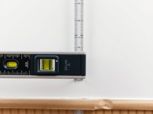 Jak dokładnie zmierzyć pionowość ścian po remoncie i uniknąć typowych błędów pomiarowych