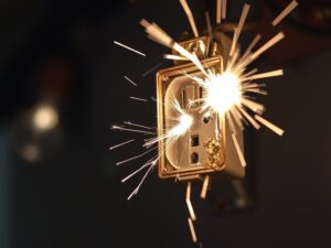 Jak rozpoznać prowizoryczne przeróbki instalacji elektrycznej i kiedy potrzebna jest fachowa kontrola